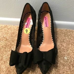 Betsy Johnson Black Polka dot sheer pumps